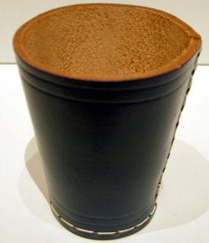 W&Uuml;RFELBECHER  Leder, schwarz